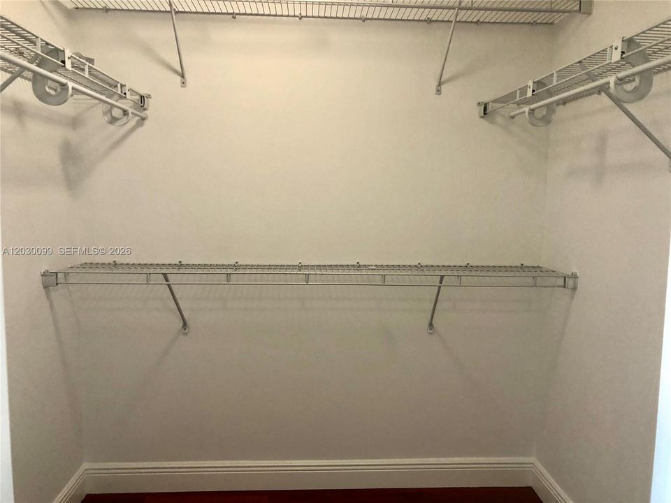 LARGE WALKING CLOSET