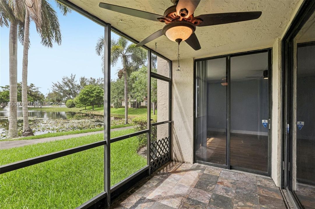 : $240,000 (2 贝兹, 2 浴室, 979 平方英尺)
