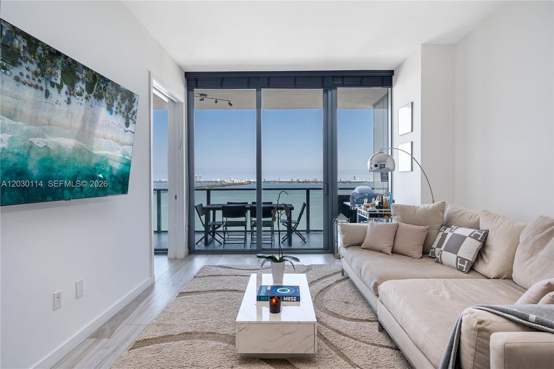 For Sale: $1,049,000 (2 beds, 3 baths, 1187 Square Feet)