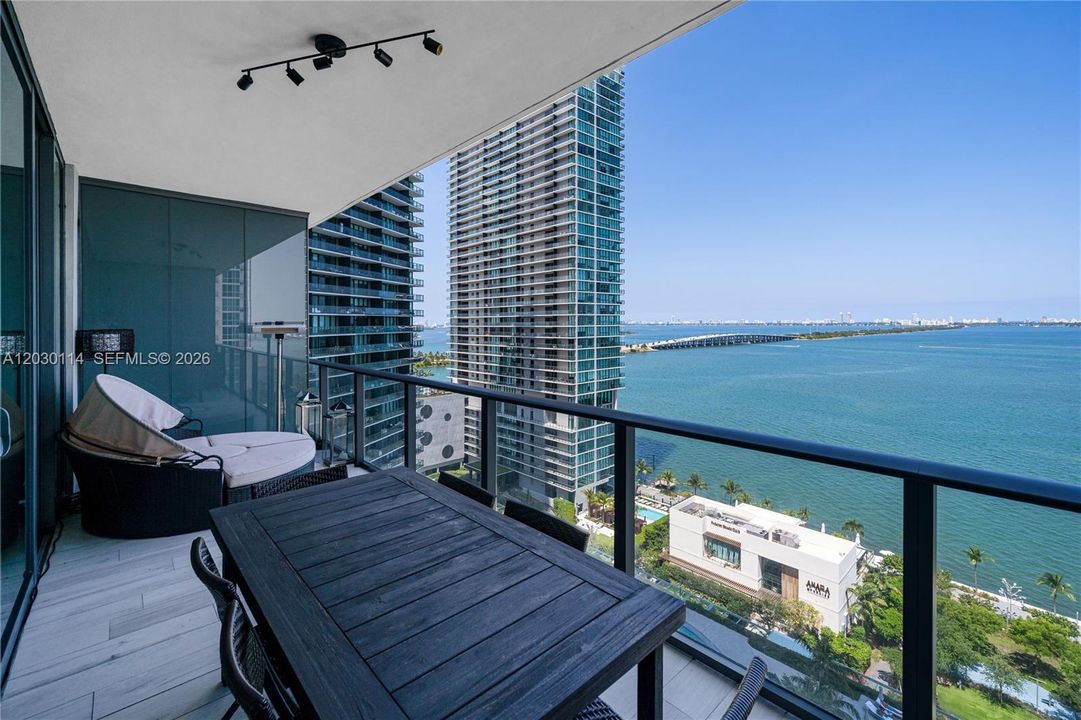 For Sale: $1,049,000 (2 beds, 3 baths, 1187 Square Feet)