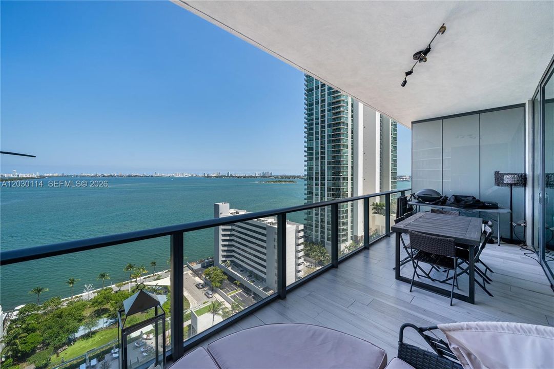 For Sale: $1,049,000 (2 beds, 3 baths, 1187 Square Feet)
