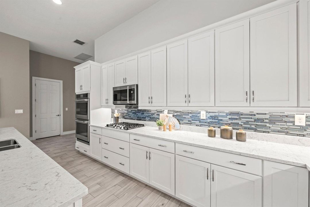 11856 Leon Circle West - 15.jpg-SMALL
