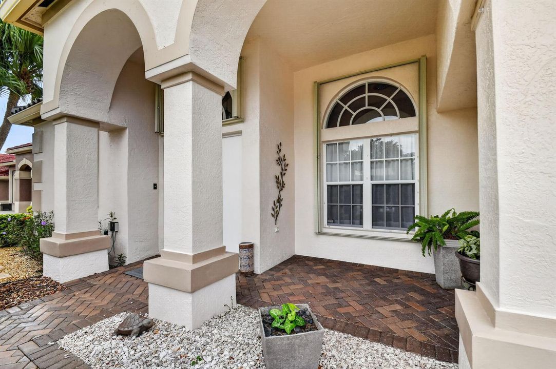 Covered front patio and entrance