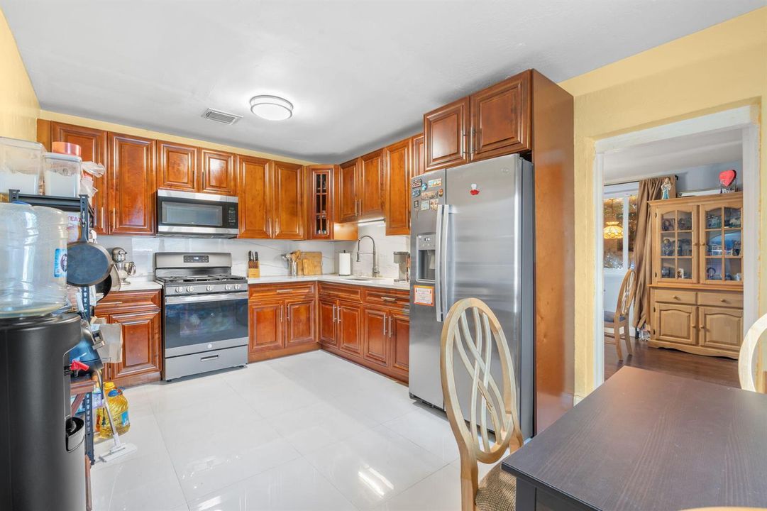 9-web-or-mls-2126 Washington St Hollywoo