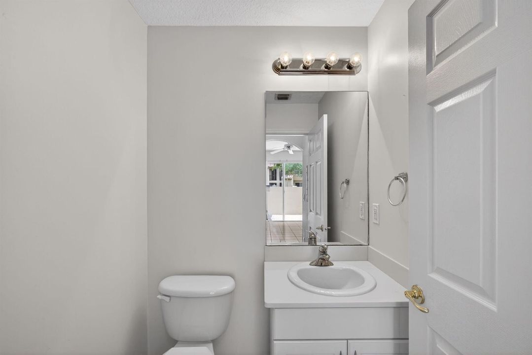 Lower floor 1/2 bathroom