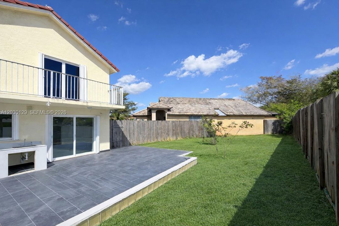 Под контрактом: $695,000 (4 спален, 3 ванн, 2004 Квадратных фут)