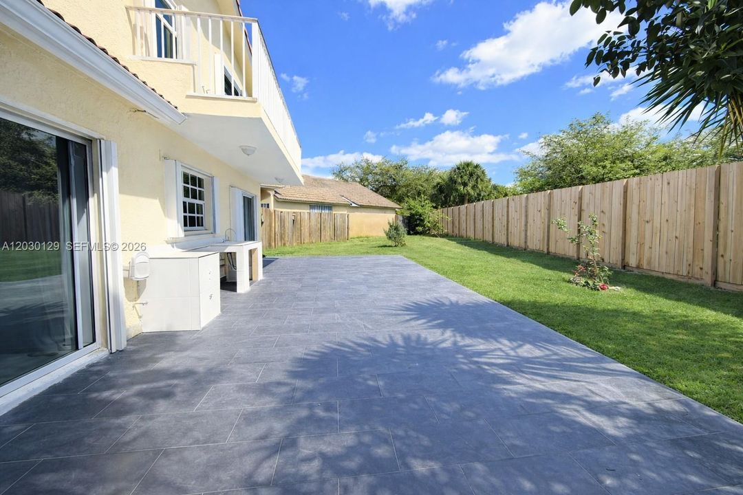 Под контрактом: $695,000 (4 спален, 3 ванн, 2004 Квадратных фут)