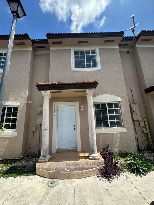 Active With Contract: $2,200 (2 beds, 2 baths, 1130 Square Feet)