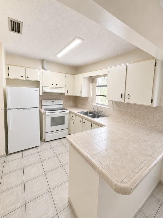 For Sale: $560,000 (3 beds, 2 baths, 1224 Square Feet)
