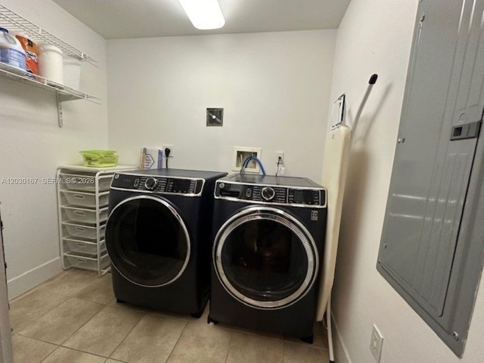 For Sale: $525,000 (2 beds, 2 baths, 1237 Square Feet)