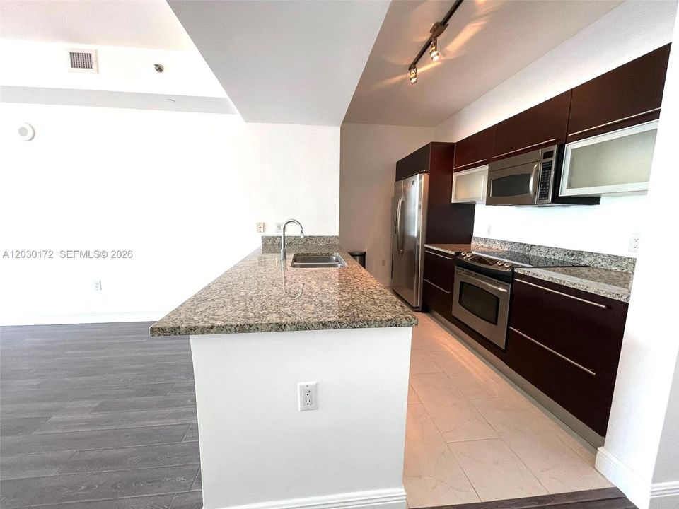 For Rent: $3,300 (1 beds, 1 baths, 774 Square Feet)