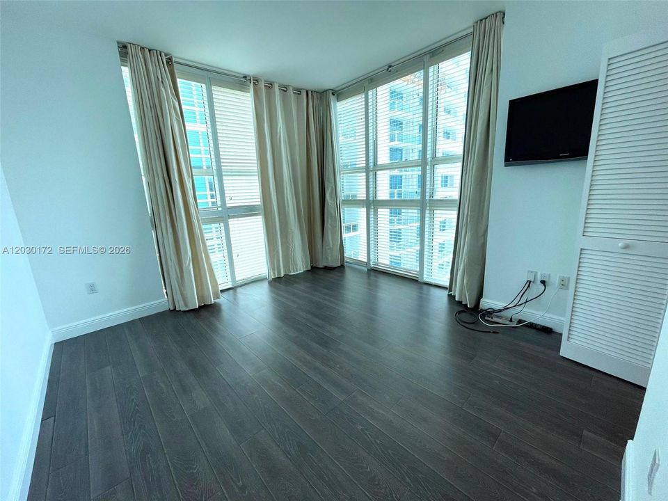 For Rent: $3,300 (1 beds, 1 baths, 774 Square Feet)