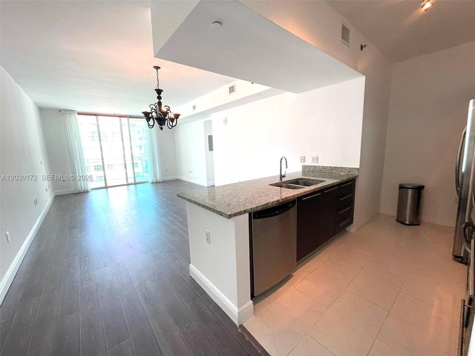 For Rent: $3,300 (1 beds, 1 baths, 774 Square Feet)