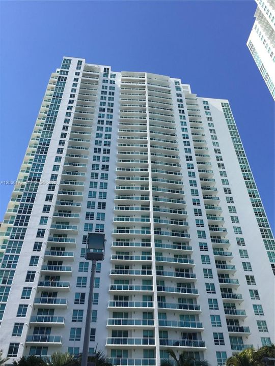 For Rent: $3,300 (1 beds, 1 baths, 774 Square Feet)