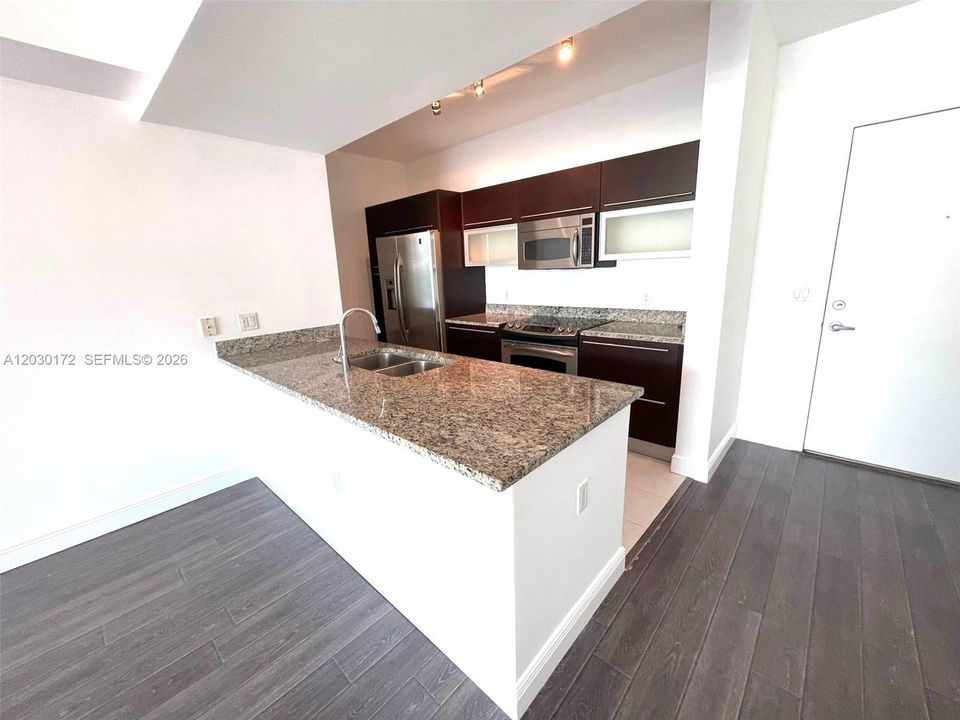 For Rent: $3,300 (1 beds, 1 baths, 774 Square Feet)
