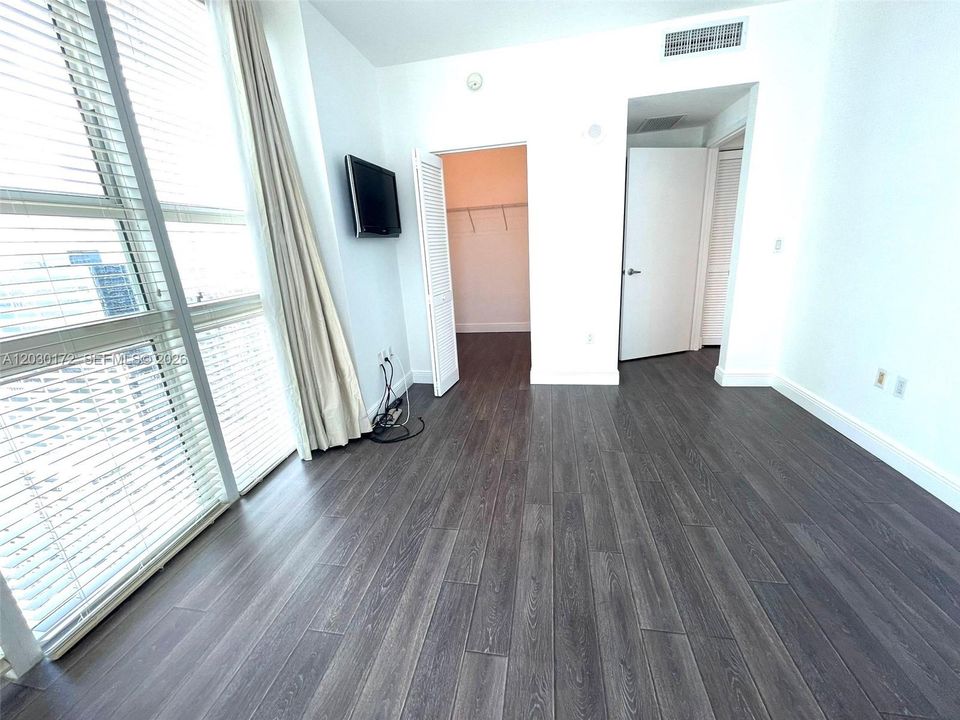 For Rent: $3,300 (1 beds, 1 baths, 774 Square Feet)