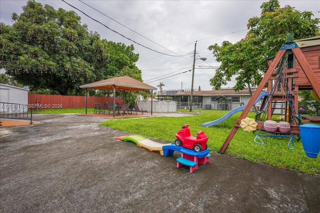 Active With Contract: $699,000 (3 beds, 2 baths, 1776 Square Feet)