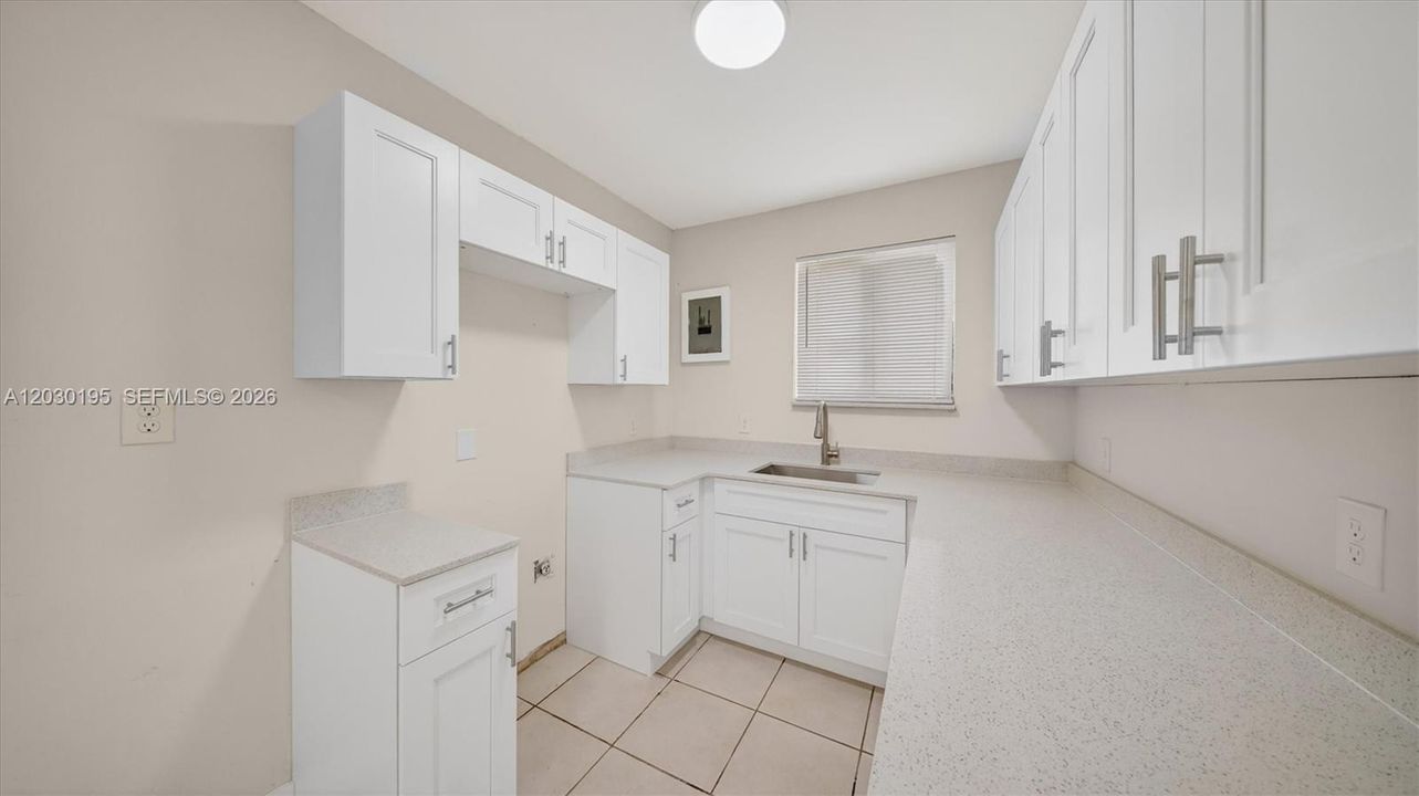 Activo con contrato: $685,000 (5 camas, 4 baños, 2010 Pies cuadrados)