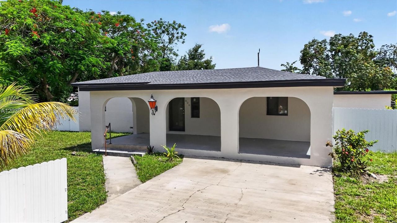 Activo con contrato: $685,000 (5 camas, 4 baños, 2010 Pies cuadrados)