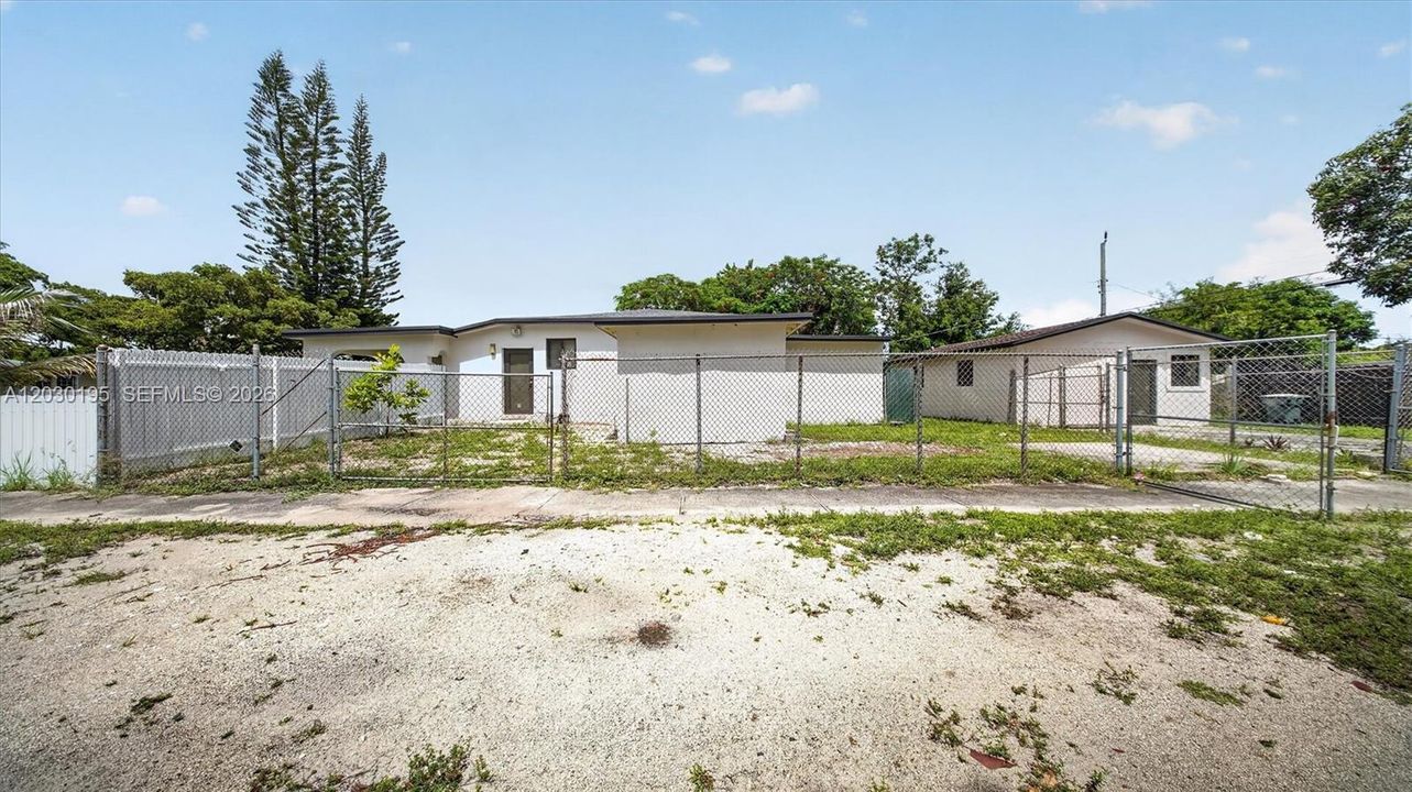 Activo con contrato: $685,000 (5 camas, 4 baños, 2010 Pies cuadrados)