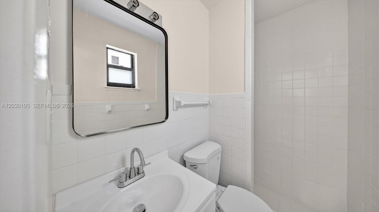 Activo con contrato: $685,000 (5 camas, 4 baños, 2010 Pies cuadrados)