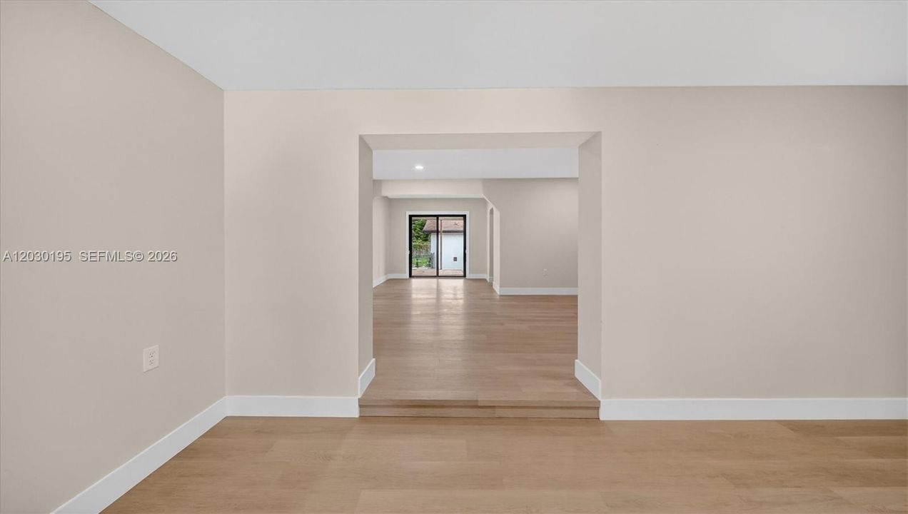 Activo con contrato: $685,000 (5 camas, 4 baños, 2010 Pies cuadrados)