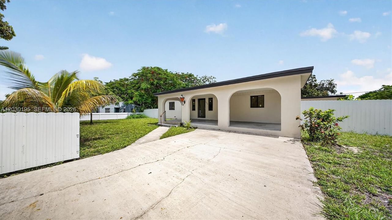 Activo con contrato: $685,000 (5 camas, 4 baños, 2010 Pies cuadrados)