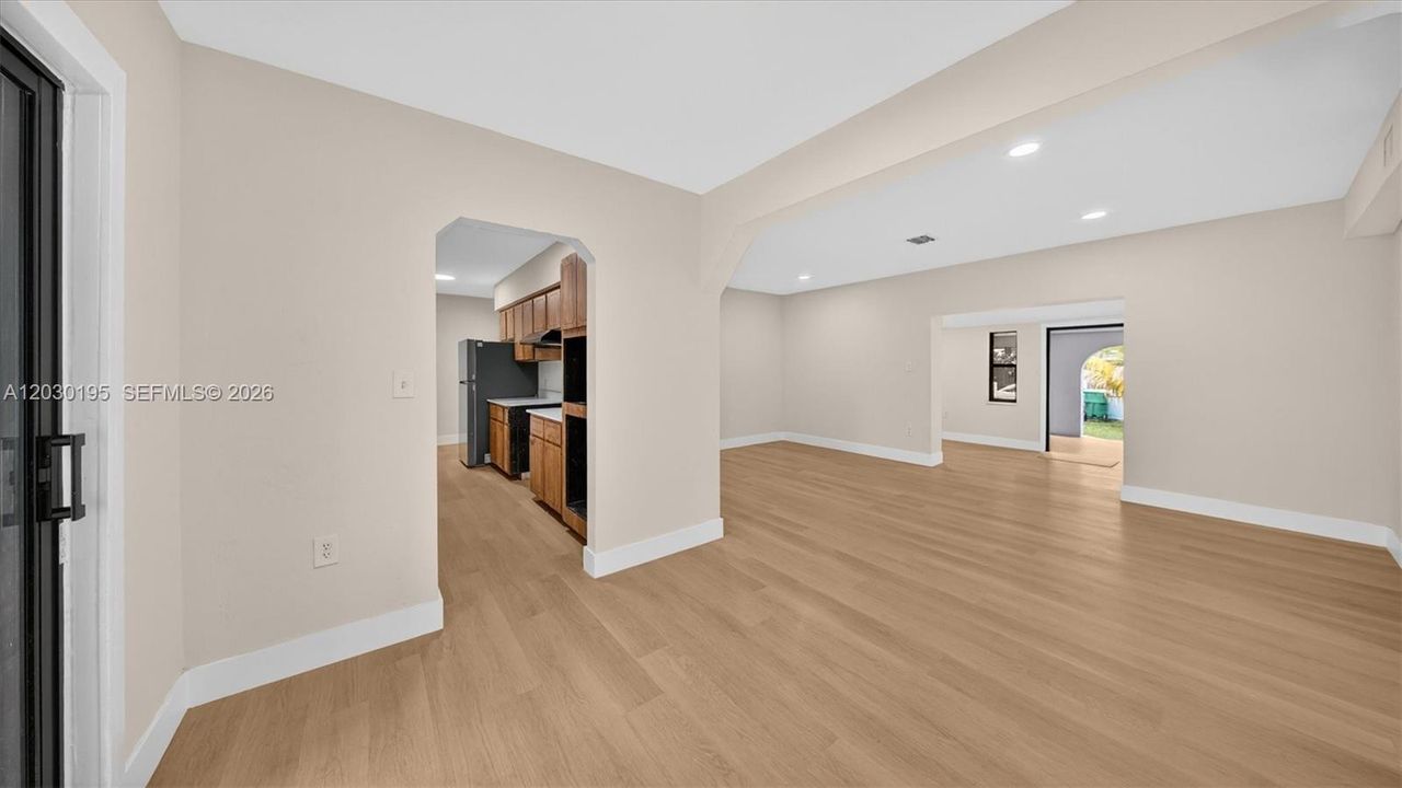 Activo con contrato: $685,000 (5 camas, 4 baños, 2010 Pies cuadrados)