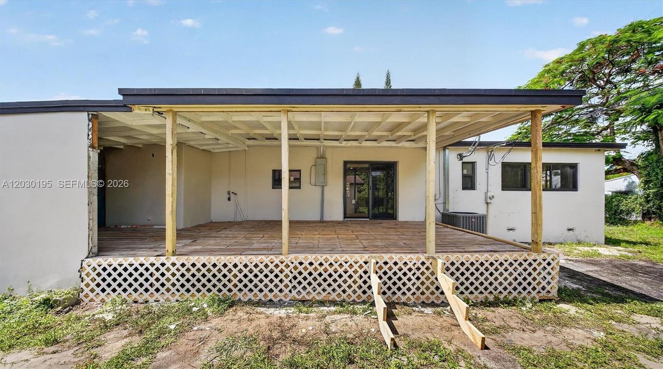 Activo con contrato: $685,000 (5 camas, 4 baños, 2010 Pies cuadrados)