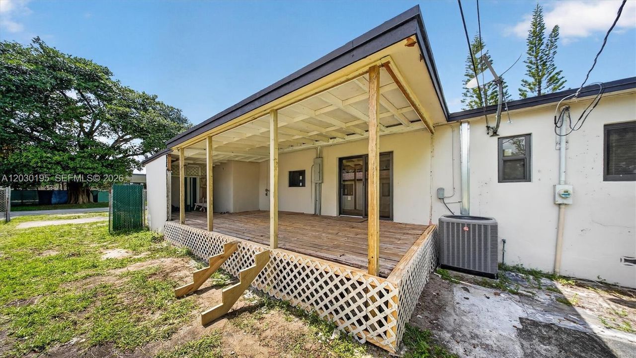 Activo con contrato: $685,000 (5 camas, 4 baños, 2010 Pies cuadrados)