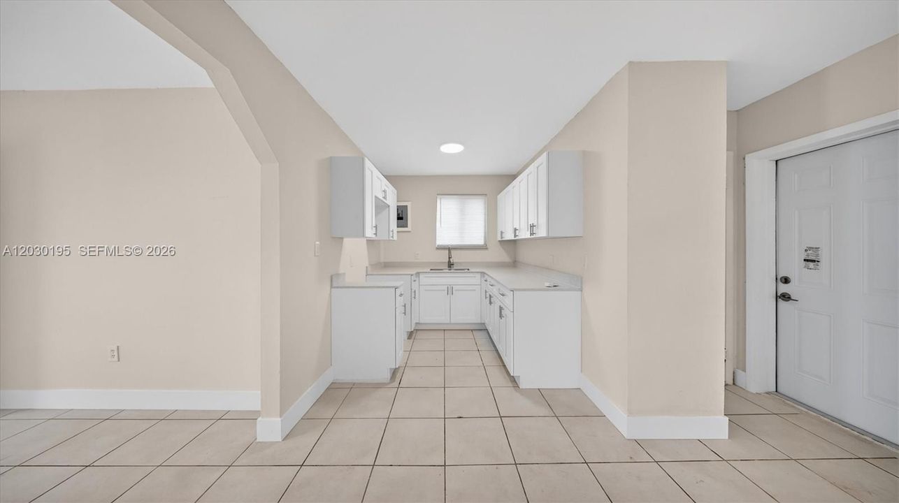 Activo con contrato: $685,000 (5 camas, 4 baños, 2010 Pies cuadrados)