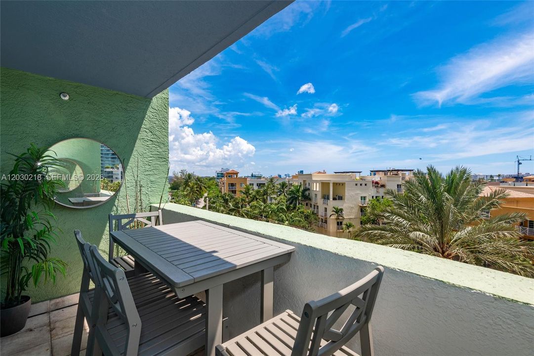 For Sale: $699,000 (1 beds, 1 baths, 740 Square Feet)