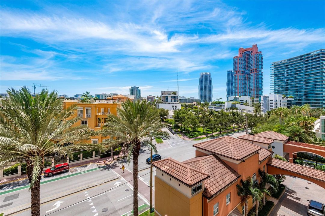 For Sale: $699,000 (1 beds, 1 baths, 740 Square Feet)