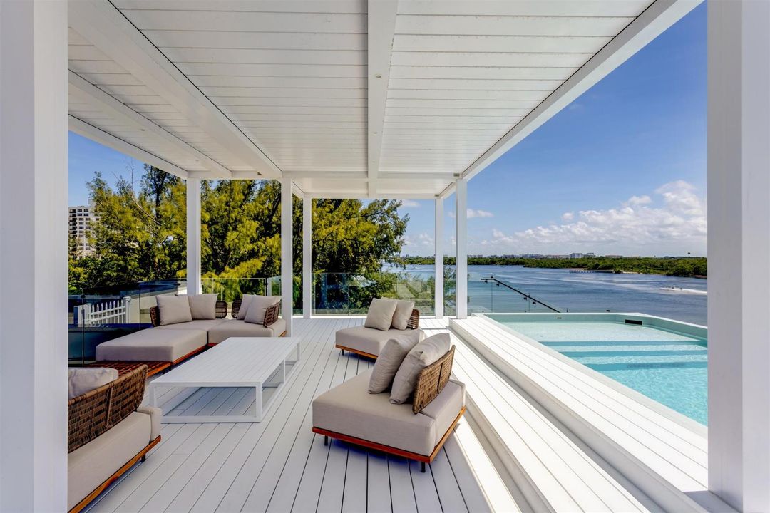 PRIVATE ROOFTOP LOGGIA & POOL