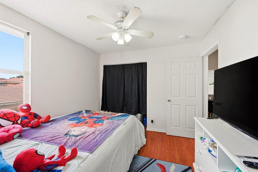 23_bedroom
