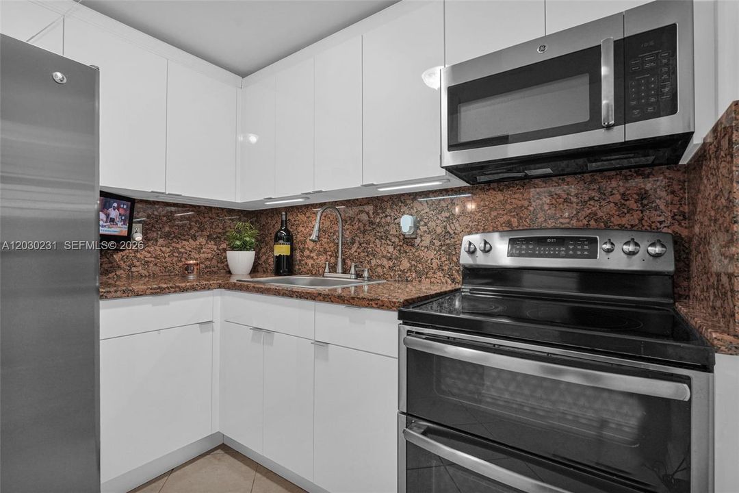 На продажу: $269,000 (2 спален, 2 ванн, 926 Квадратных фут)