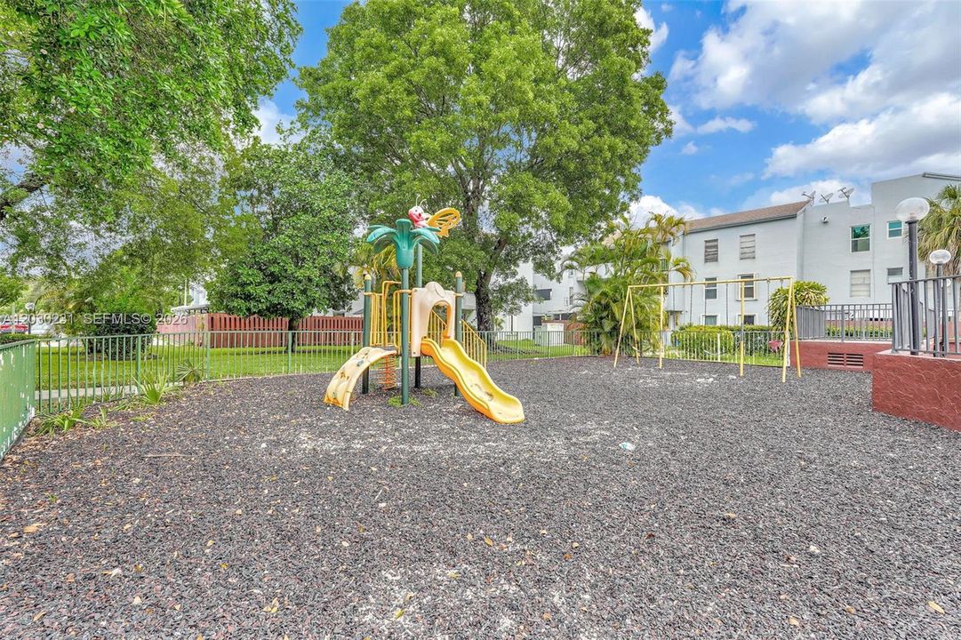 На продажу: $269,000 (2 спален, 2 ванн, 926 Квадратных фут)