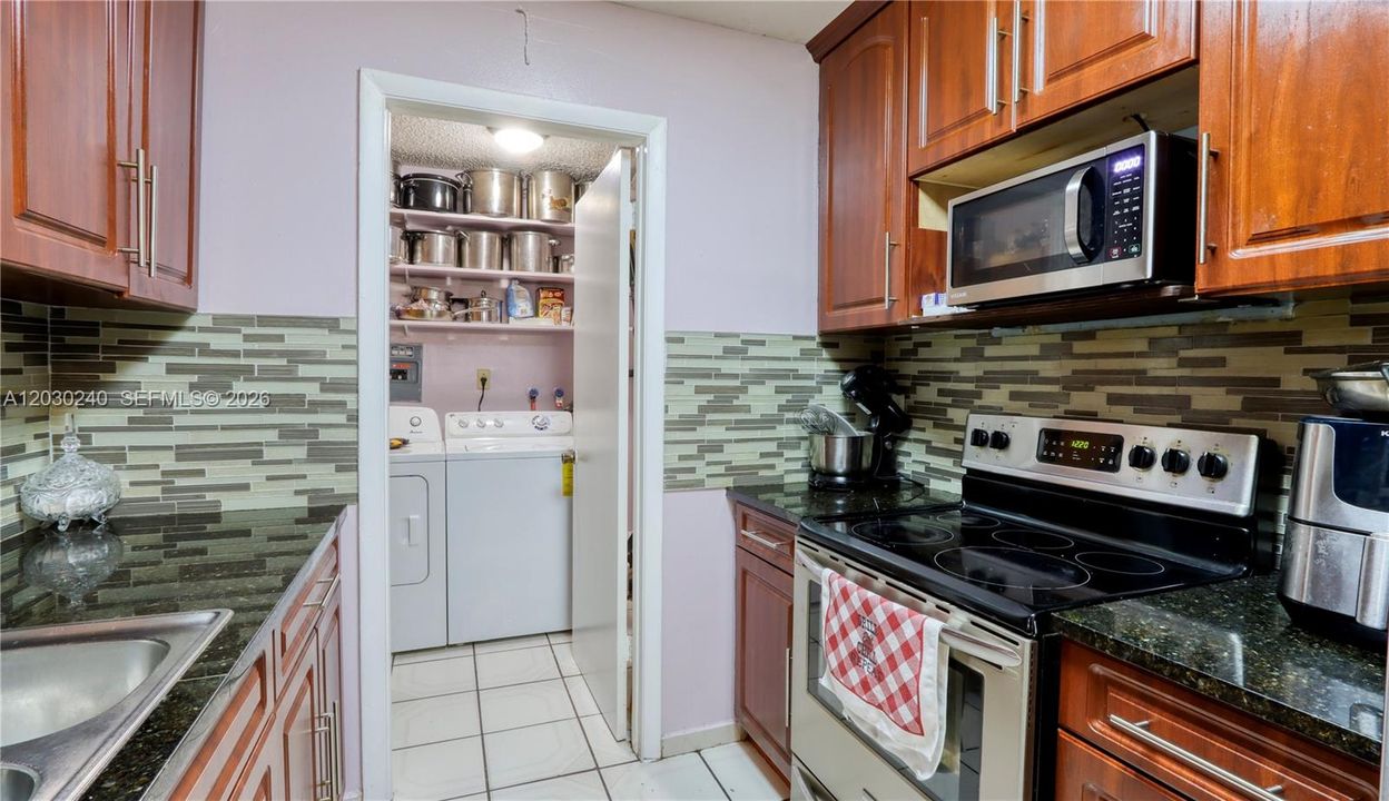 En Venta: $530,000 (4 camas, 2 baños, 2127 Pies cuadrados)