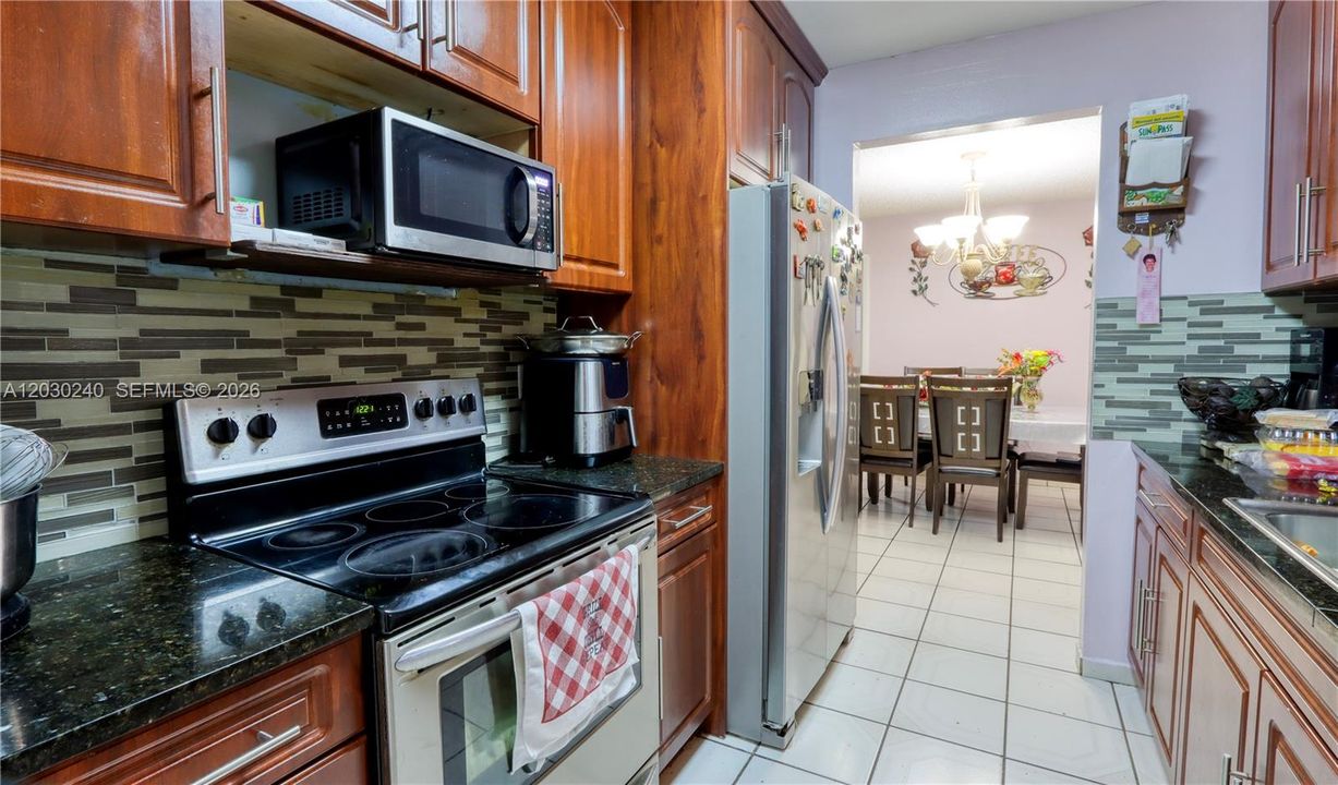En Venta: $530,000 (4 camas, 2 baños, 2127 Pies cuadrados)