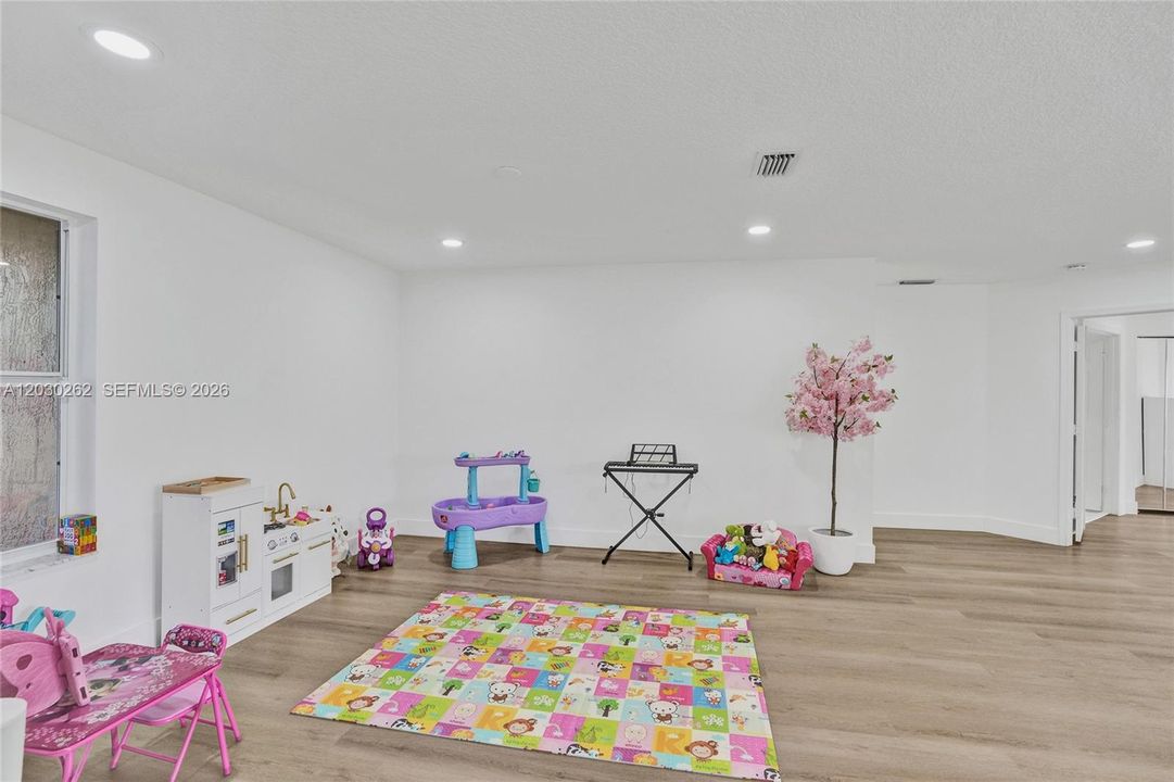 For Sale: $1,149,999 (5 beds, 4 baths, 3622 Square Feet)