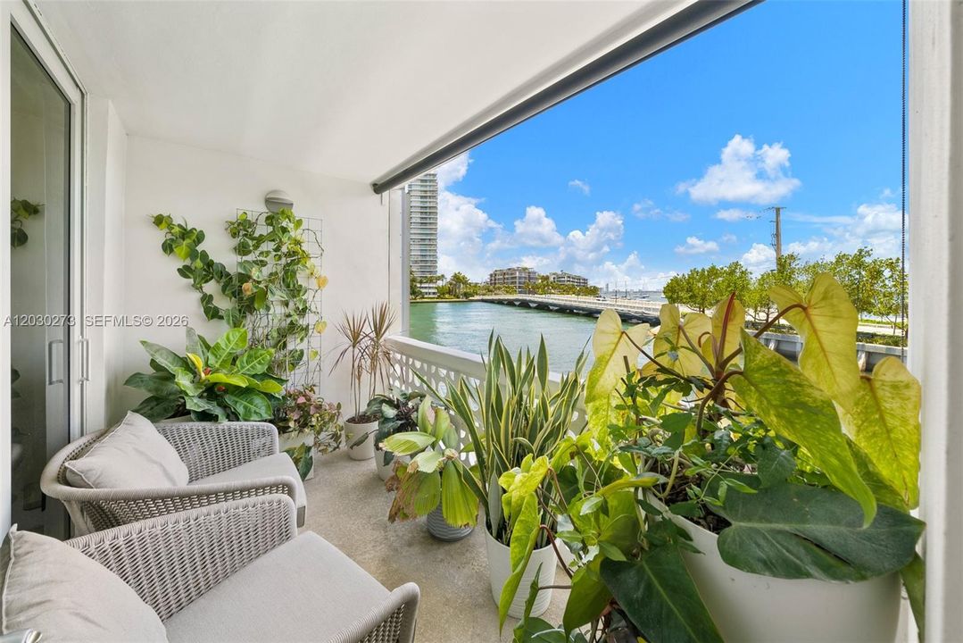 For Sale: $475,000 (1 beds, 1 baths, 723 Square Feet)