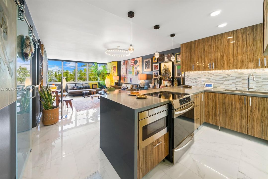 For Sale: $475,000 (1 beds, 1 baths, 723 Square Feet)
