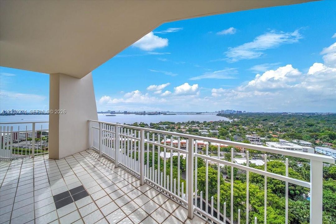 The Tower Suite is located on the top floor and features an extra-long balcony, perfect for enhancing your entertainment area. Your guests will be awestruck by the expansive views of Miami and the downtown skyline. Enjoy the beautiful greenery of the lush landscaping and a view of the pool below.