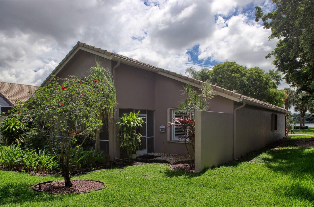 Screened Lanai & Garden Views