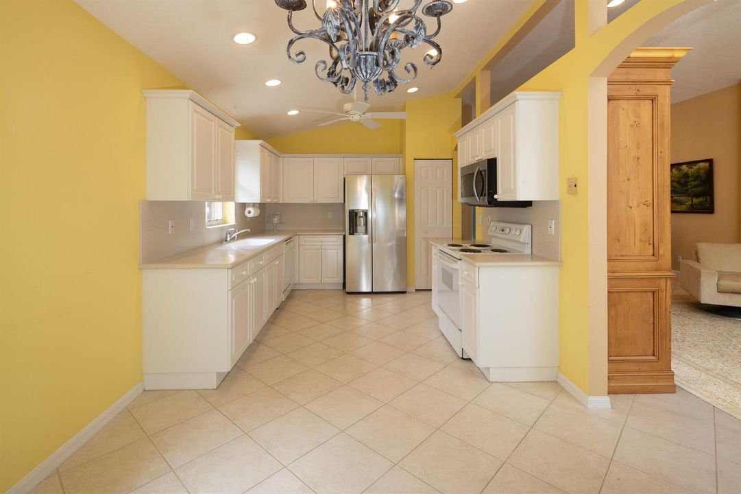 Bright Open Kitchen Layout