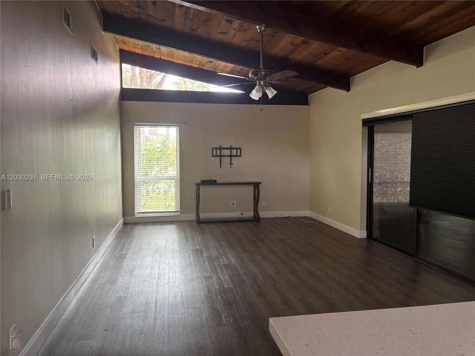 For Rent: $2,300 (2 beds, 2 baths, 1000 Square Feet)