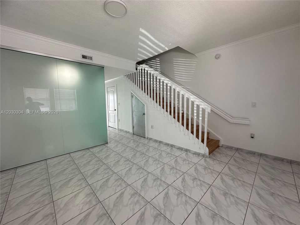 合同活跃: $2,700 (2 贝兹, 3 浴室, 1100 平方英尺)