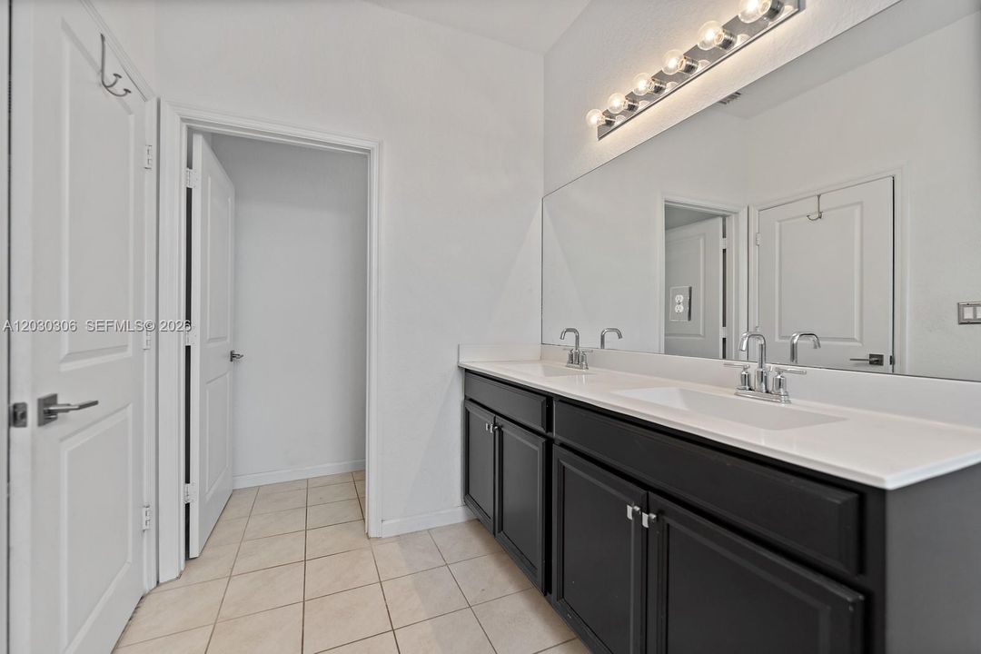 En Venta: $402,999 (4 camas, 3 baños, 1916 Pies cuadrados)