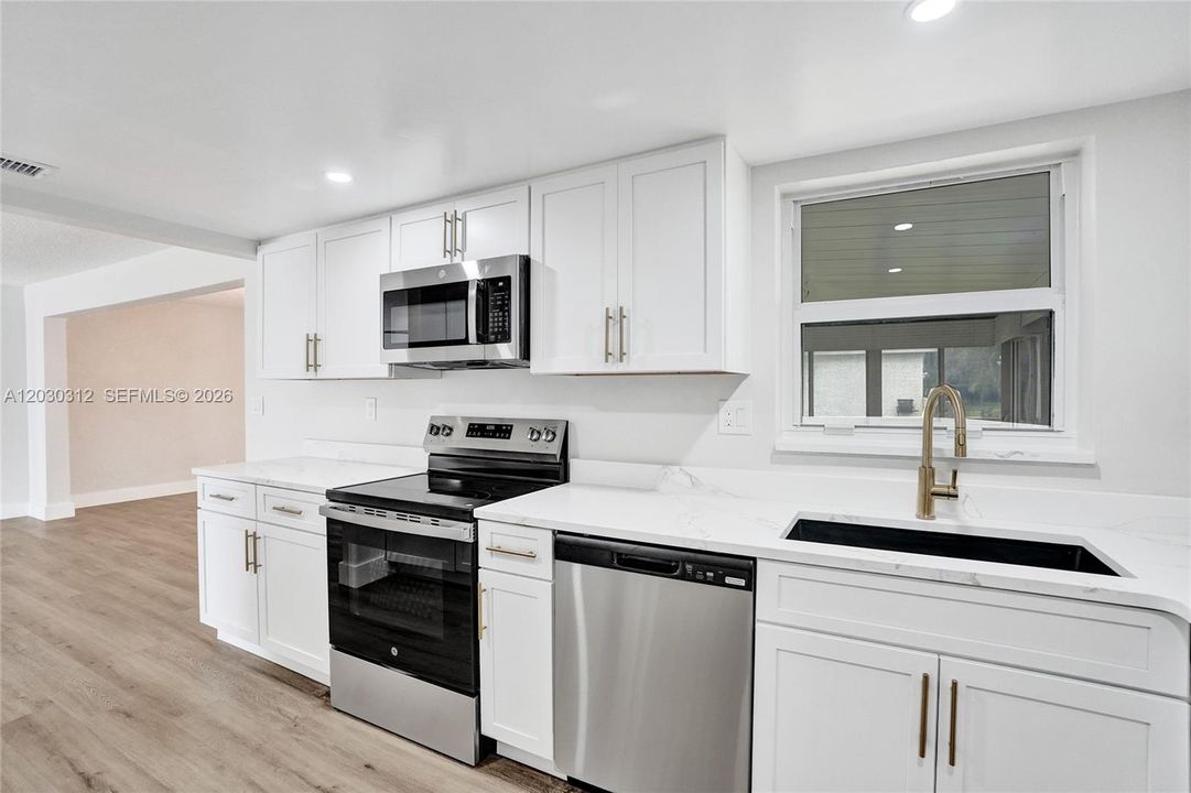 Active With Contract: $379,900 (2 beds, 2 baths, 1361 Square Feet)