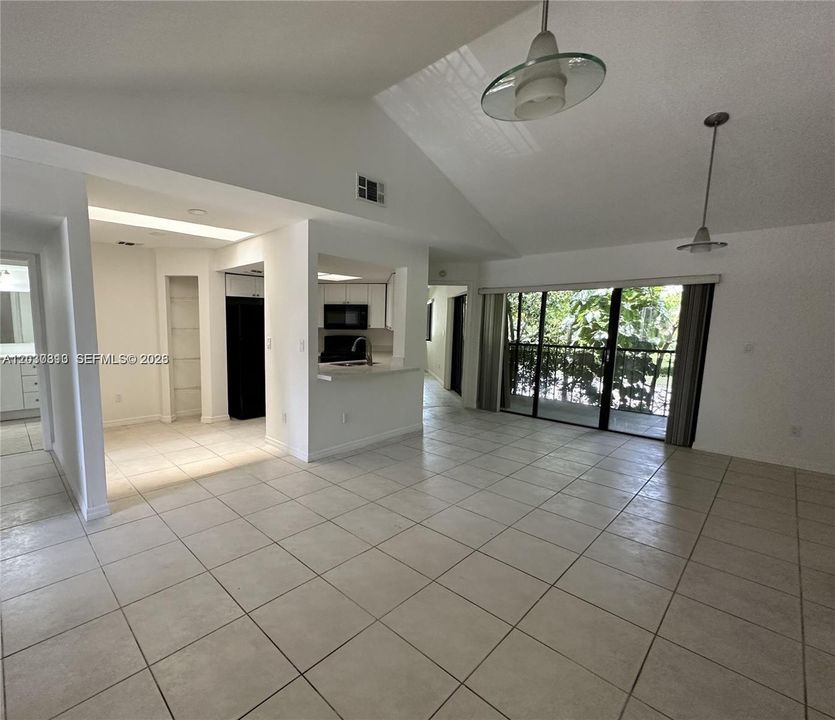 Active With Contract: $2,450 (2 beds, 2 baths, 1187 Square Feet)